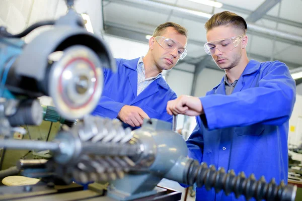 Técnicos no trabalho e técnico — Fotografia de Stock