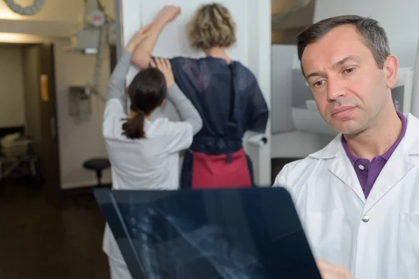 Läkaren håller röntgen bild av bukspottkörteln — Stockfoto