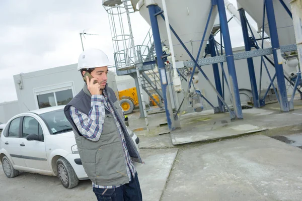 Cement växt arbetare på telefonen — Stockfoto