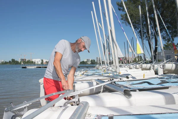 Atrativo marinheiro rigging hobbie-cat antes do curso de vela — Fotografia de Stock