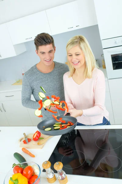 Couple stir frying some vegetables — Stock Photo, Image