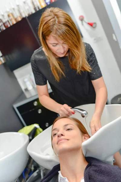 Hair dresser tvätt hår — Stockfoto