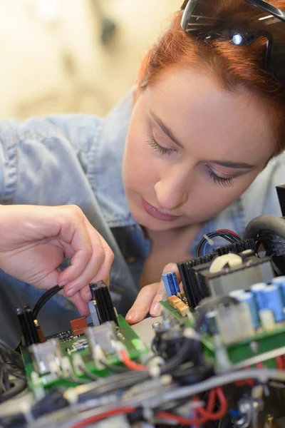 Chica wiorking en un circuito impreso — Foto de Stock