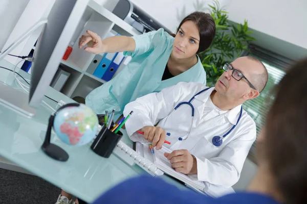 Médico e enfermeiro usam o computador — Fotografia de Stock