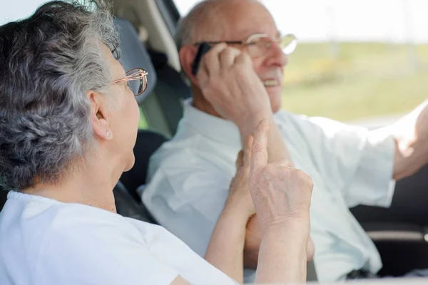 Пожилая пара в машине — стоковое фото