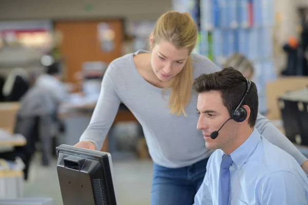 Call centre arbetstagare tittar på datorskärmen — Stockfoto