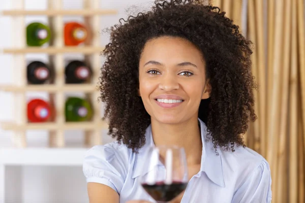 Красива жінка зі скляним червоним вином — стокове фото