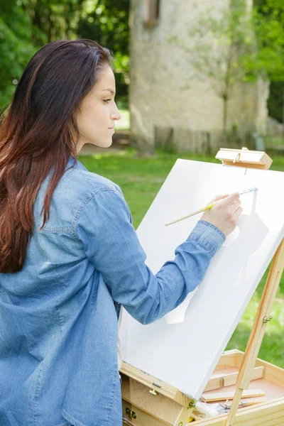 Artist outdoors drawing building — Stock Photo, Image