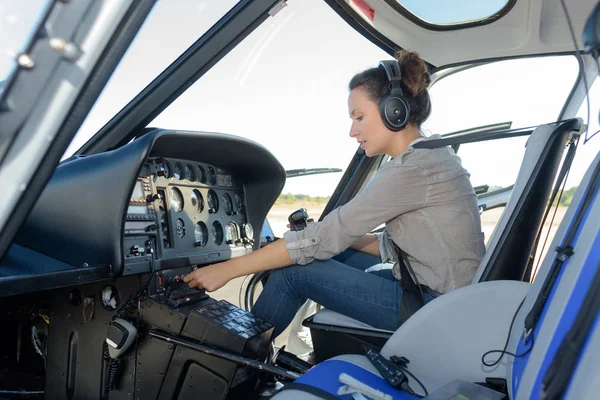 Молодая женщина пилот вертолета — стоковое фото