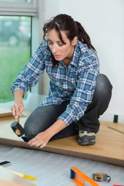 Vrouw met behulp van een hamer en beitel — Stockfoto