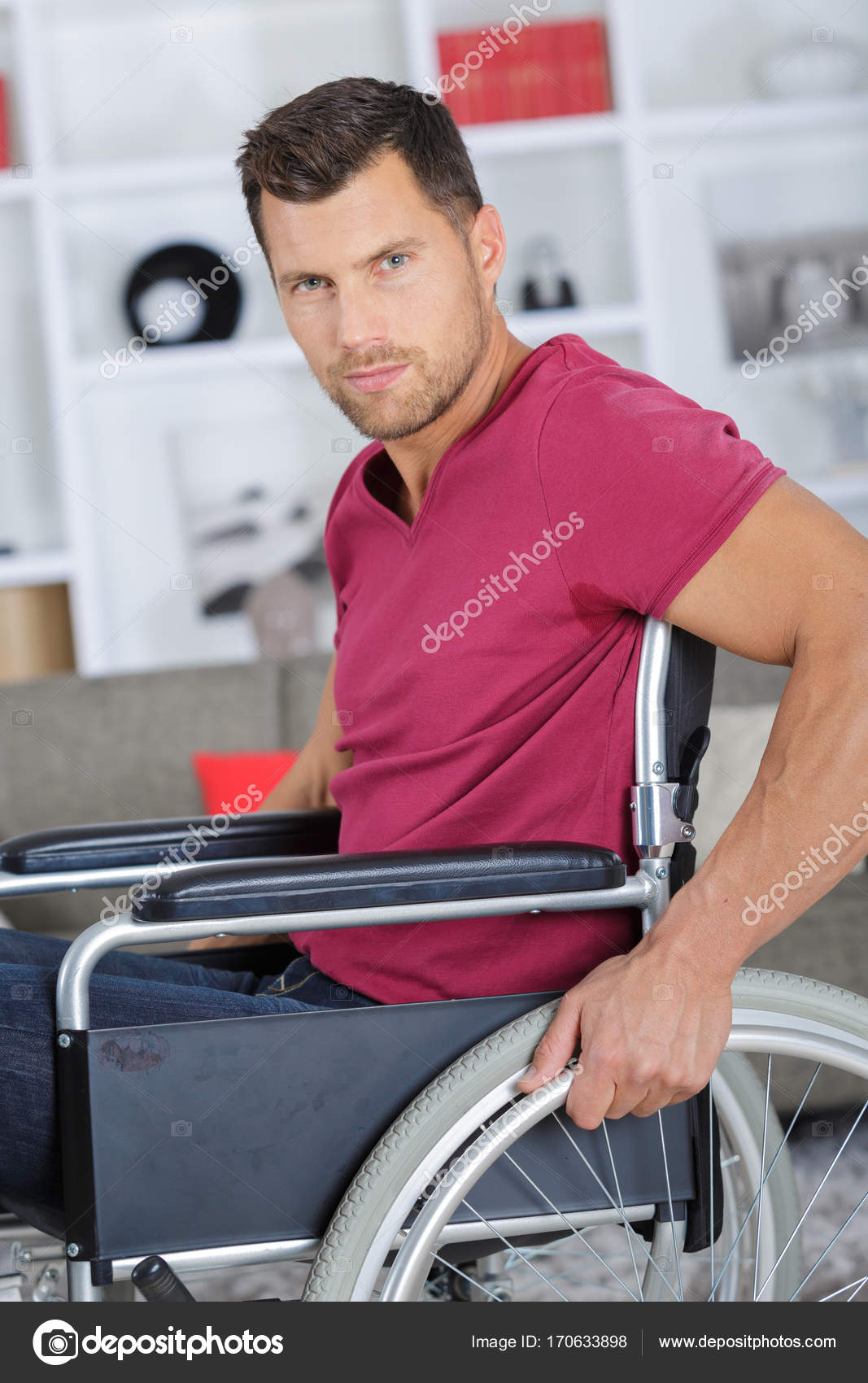 Handsom homme handicapé en fauteuil roulant image libre de droit par
