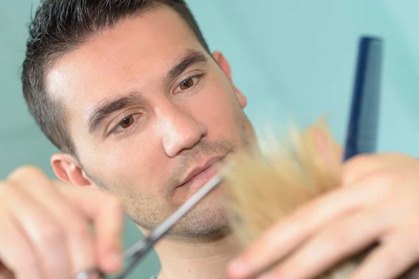 Mannelijke kapper maakt de snede voor blond meisje mannelijke kapper — Stockfoto