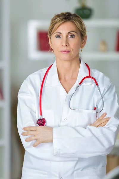 Atraente médico feminino de meia-idade — Fotografia de Stock