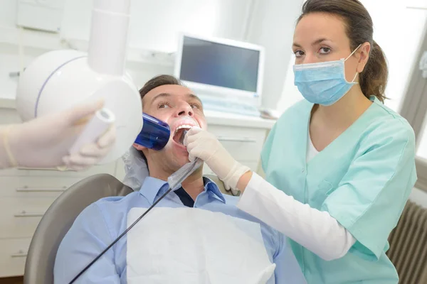 Dentista mirando a la leva —  Fotos de Stock