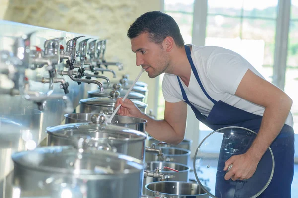 Knappe Brouwer werken bij de vervaardiging van bier — Stockfoto