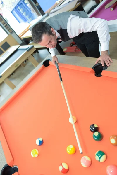 Man utför pool demonstration på pool store — Stockfoto