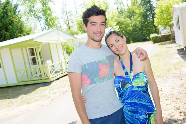 Casal posando nos acampamentos — Fotografia de Stock