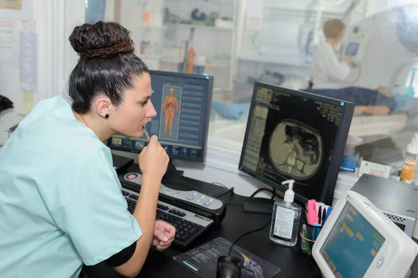 Verpleegkundige een scan in een computer controleren — Stockfoto