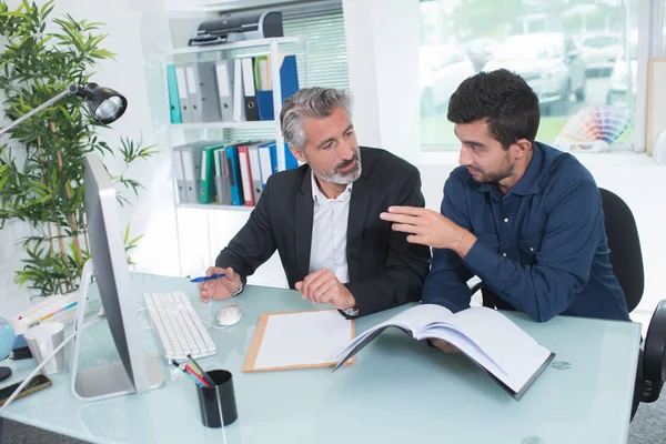 Mann spricht am Arbeitsplatz mit Arbeitskollegin — Stockfoto