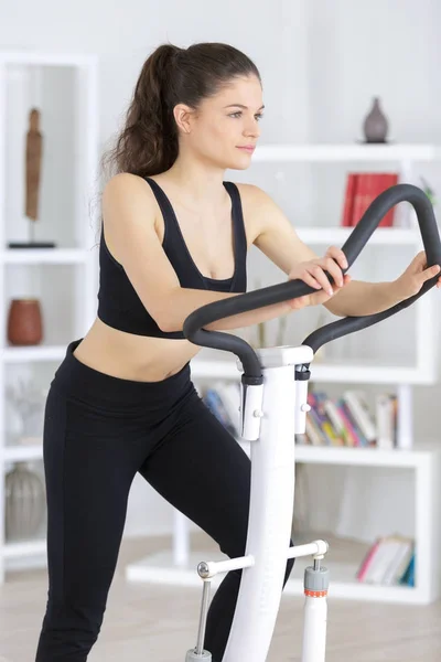 Mujer en el gimnasio haciendo ejercicio en la cinta de correr —  Fotos de Stock