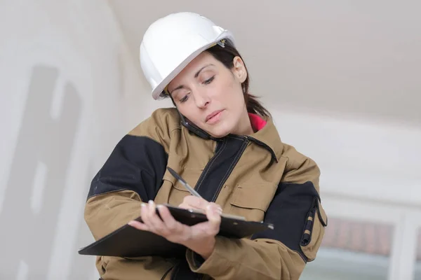 Direttore di costruzione femminile facendo il suo sondaggio — Foto Stock