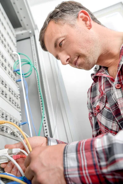 Technicien dans la salle des serveurs — Photo