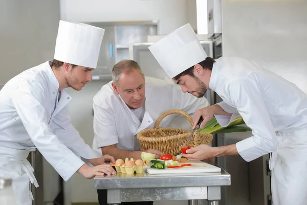 Toezicht op stagiairs chef-kok koken — Stockfoto