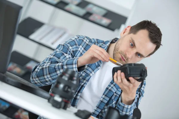 Reinigung von Objektiv und Kamera — Stockfoto