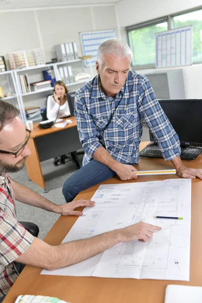 Män i office och arkitekt — Stockfoto