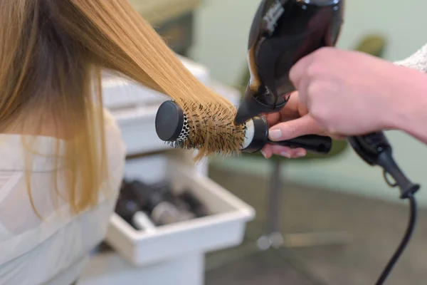 Close up hairdresser drying female clients hair — Stock Photo, Image