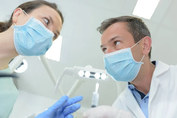 Стоматолог-мужчина и медсестра-стоматолог — стоковое фото