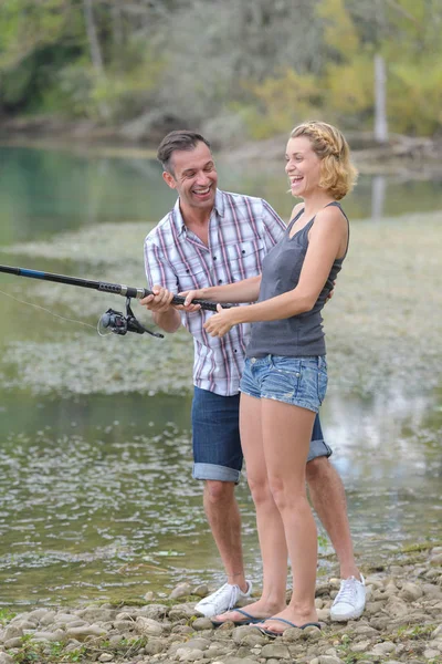幸せなカップル釣り池 — ストック写真