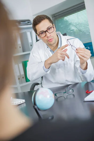 Ritratto maturo optometrista che tiene gli occhiali — Foto Stock