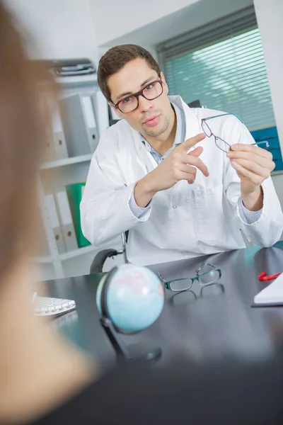 Portret van een volwassen optometrist glazen houden — Stockfoto