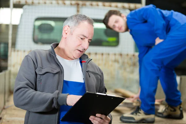 Apprenti au-dessus du camion — Photo