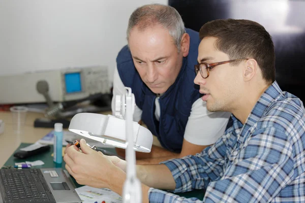 Deux hommes réparant l'appareil électronique — Photo