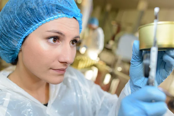 Jonge vrouw die werkt in de fabriek — Stockfoto