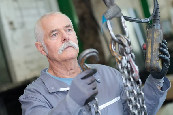 Mestre de ferro profissional e sênior — Fotografia de Stock