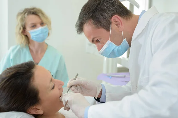 Dentista ispezionare i denti — Foto Stock