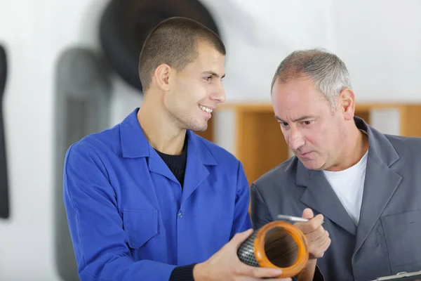 Riparatore di macchinari lavorazione dei pezzi metallici in officina — Foto Stock