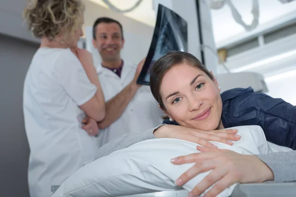 Joven paciente femenina sonriendo al radiólogo mientras pasa por la prueba — Foto de Stock