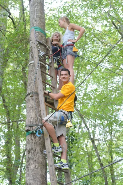 Corda di arrampicata per famiglie al parco avventura — Foto Stock