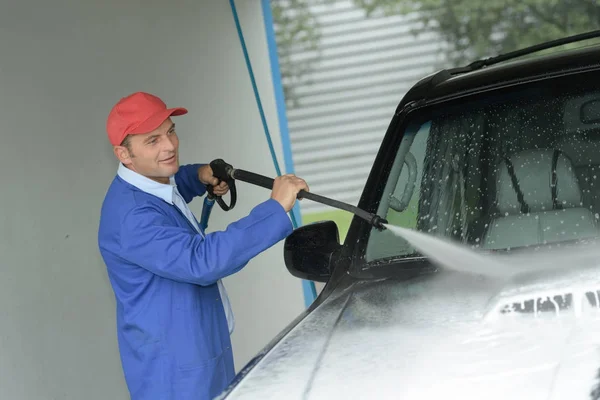 Wassen van de auto met wasmiddel — Stockfoto