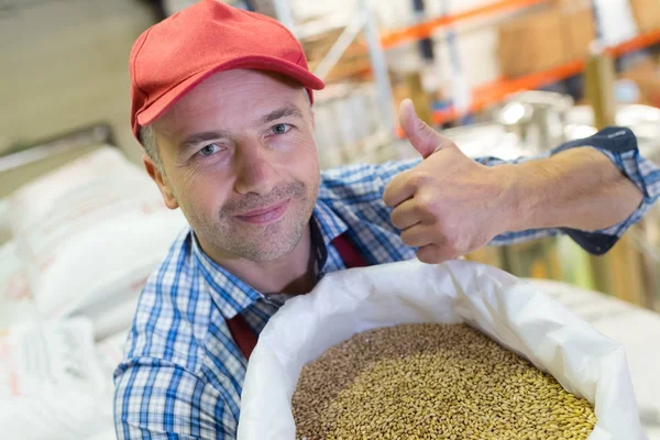 Inspector de calidad de grano mostrando un pulgar hacia arriba —  Fotos de Stock