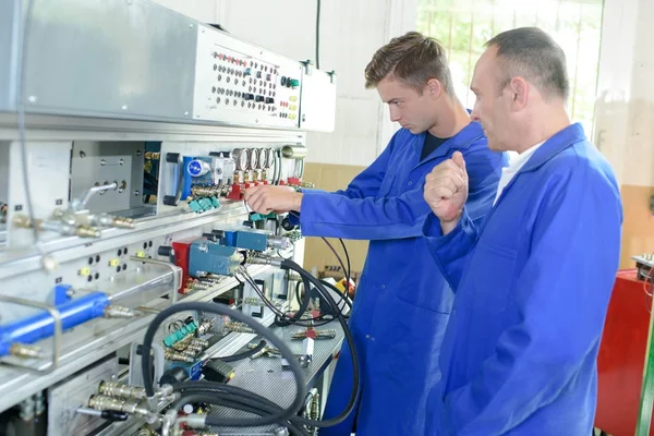 Máquina fabricante colega e conduta — Fotografia de Stock