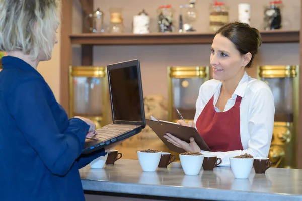 Café ägare i möte med coffe leverantör — Stockfoto