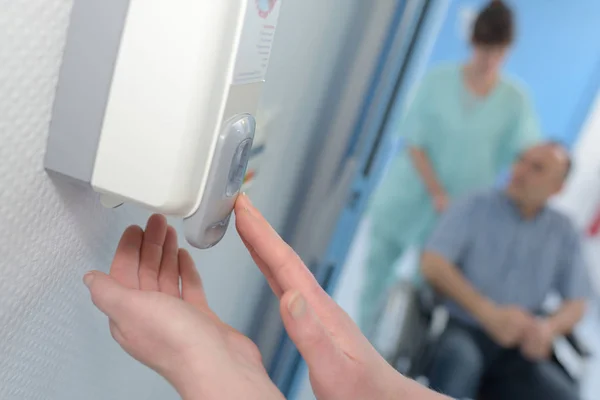 Hand dispenser in een kliniek — Stockfoto