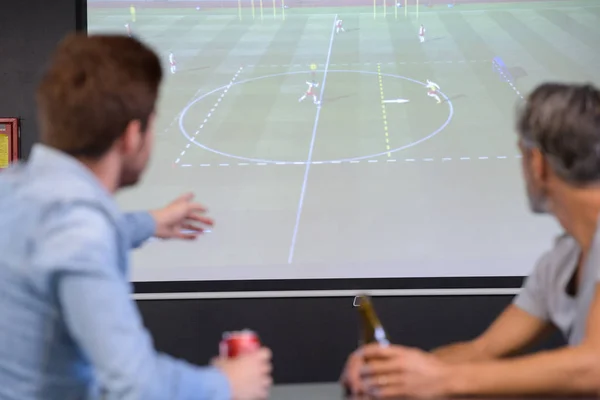 Dwóch man w bar oglądanie piłki nożnej, picie piwa — Zdjęcie stockowe