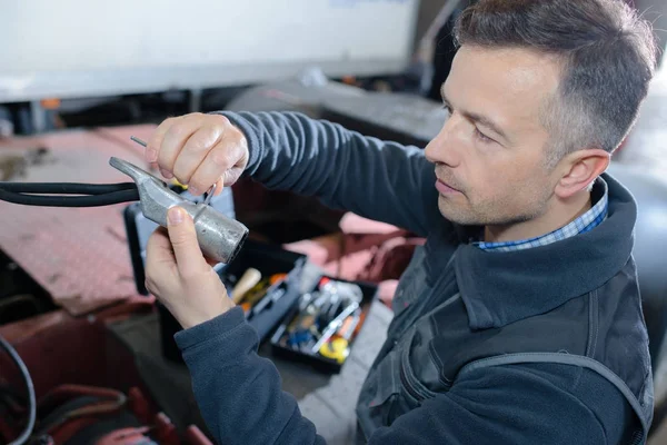 Mecânico de automóveis trabalhando na garagem — Fotografia de Stock