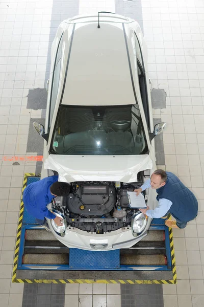 Reparatie van een automotor — Stockfoto